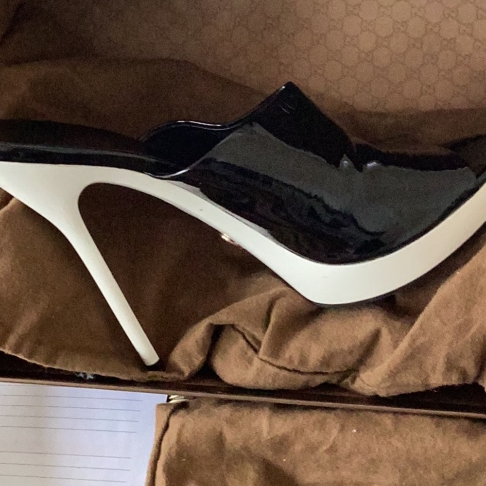 😍 Black 5’patent GUCCI heels  dust bag & box9+
